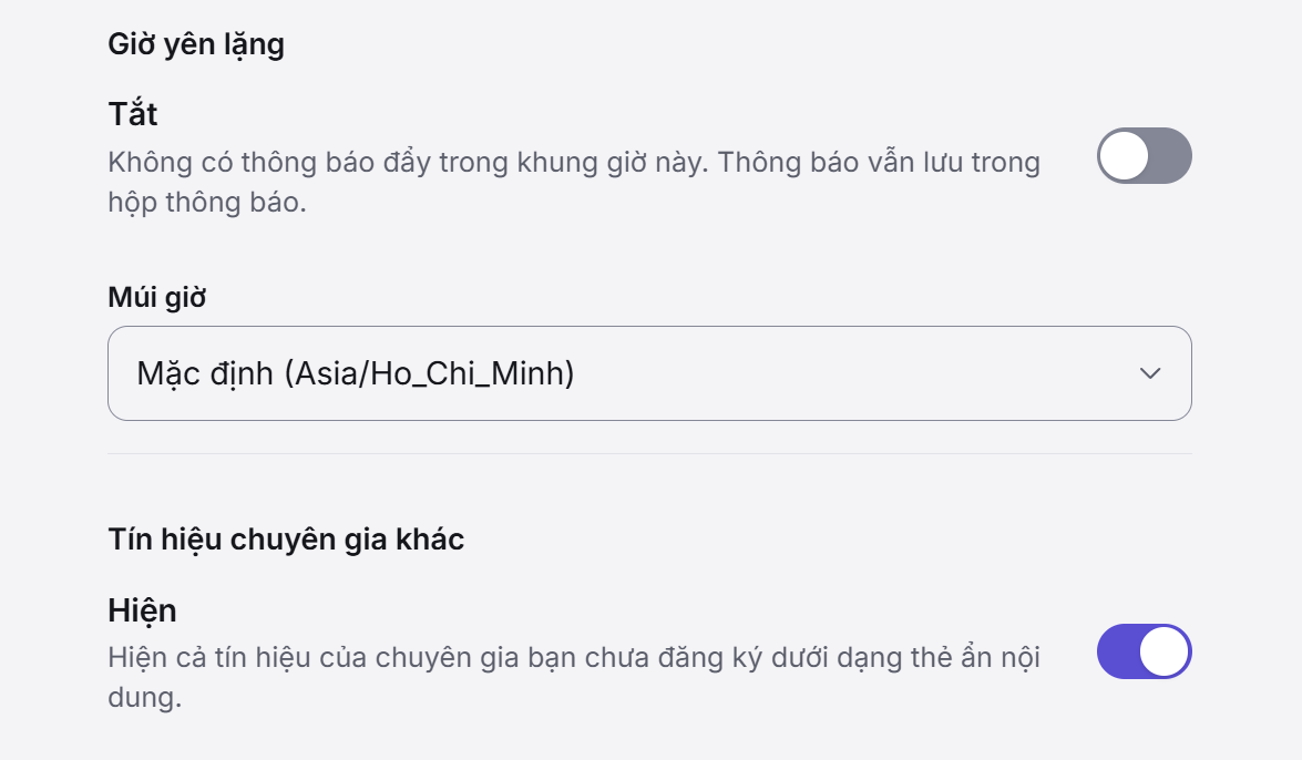 Màn hình cài đặt thông báo Covis: ghi chú về thông báo email, công tắc Giờ yên lặng cùng lựa chọn múi giờ, và mục hiển thị tín hiệu của chuyên gia khác